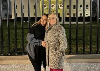 Ailesinin yolladığı paralar bankada kayboldu: ABD’de okuyan genç kız tepsi taşımak zorunda kaldı