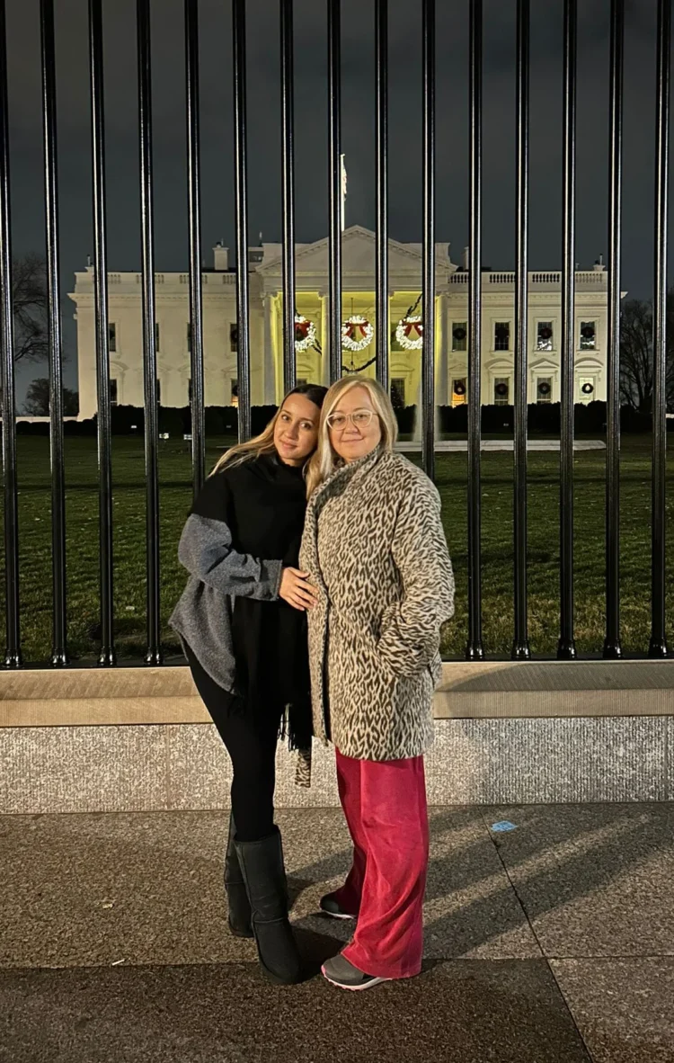 Ailesinin yolladığı paralar bankada kayboldu: ABD’de okuyan genç kız tepsi taşımak zorunda kaldı