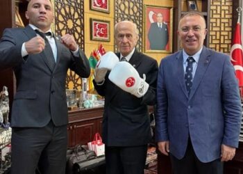 Devlet Bahçeli boks eldivenlerini taktı