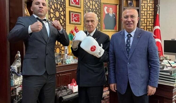 Devlet Bahçeli boks eldivenlerini taktı