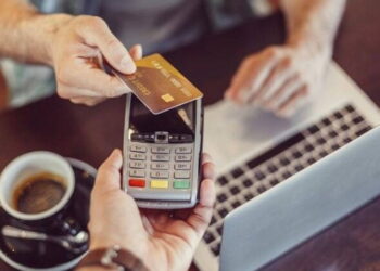 Banka kartını arkadaşına verdi, başına gelmeyen kalmadı: 100 yıl hapsi isteniyor