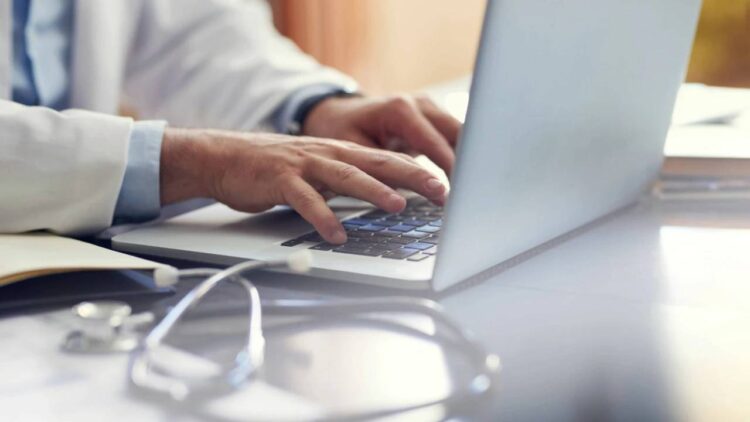 Bıçak parası vermeyeni taburcu etmemiş, hastalardan 14 milyon liradan fazla para almış, veresiye defteri bile tutmuş