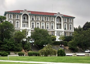 Bölüm birincisi Boğaziçiliye yüksek lisans engeli: Kabul aldım, sitede yayınladı; kayyımın keyfiyle iptal edildi