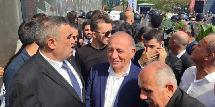 CHP’ye polis ablukası dünya basınında: “İktidarın muhalefeti etkisizleştirmeye yönelik adımlarının bir parçası”
