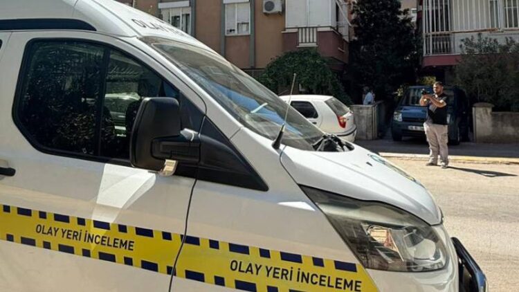 Eve gelince babasını kanepede oturur vaziyette hareketsiz buldu: Kardeşi cesetle 3 gün aynı evde yaşamış
