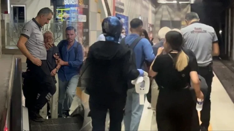 Metroda korku dolu dakikalar: Öğrencilerin şakası yaşlı adamı raylara düşürdü