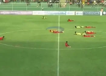 Yeşil sahalarda akılalmaz olay: Tüm futbolcular yere yattı