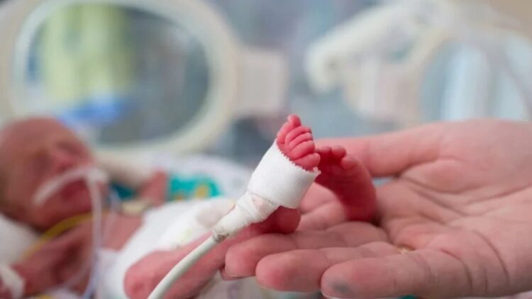 İlaçla erken doğum yaptırmakla suçlanan doktor serbest