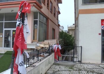 CHP’nin Ataşehir ve Esenyurt ilçe kongreleri durduruldu