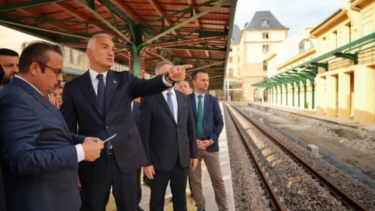 12 yıldır sefer yapılamayan Tarihi Haydarpaşa Garı’nı inceledi