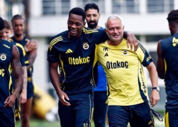 Fenerbahçe’nin yıldızı için olay iddia: ‘Mourinho için geldi, o yüzden oynamıyor’
