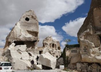 Nevşehir’de peribacasının bir bölümü çöktü