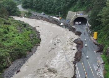 Rize’de sağanak hayatı durdurdu, Ayder yolu kapandı
