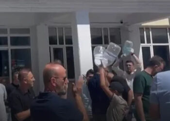 MHP’li siyasetçi su isteyen vatandaşların üzerine yürüdü, şoförü de yumruk attı