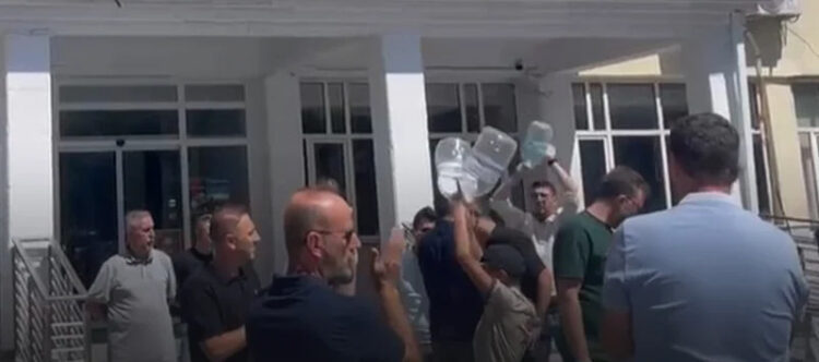 MHP’li siyasetçi su isteyen vatandaşların üzerine yürüdü, şoförü de yumruk attı