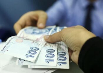 270 şubeli dev banka iflas etti: Önünde uzun kuyruklar oluştu