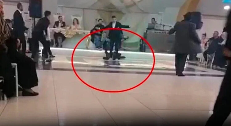 Düğünde şarkı söylerken hayatını kaybetti