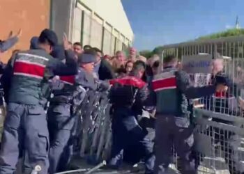 Ekrem İmamoğlu’nun diploma davasında arbede: Avukatlar barikatları yıktı