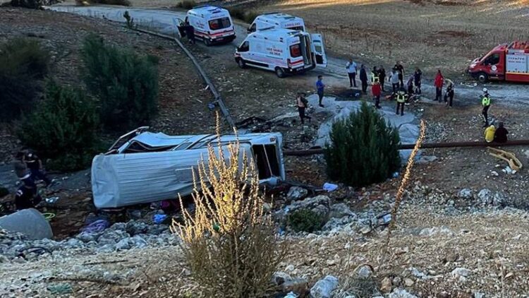 Mersin’de tarım işçilerini taşıyan minibüs şarampole devrildi: 5 ölü, 14 yaralı