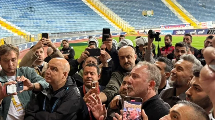 Beşiktaş taraftarından tepki çeken Sergen Yalçın tribüne gitti: ‘Ne istiyorsunuz?’