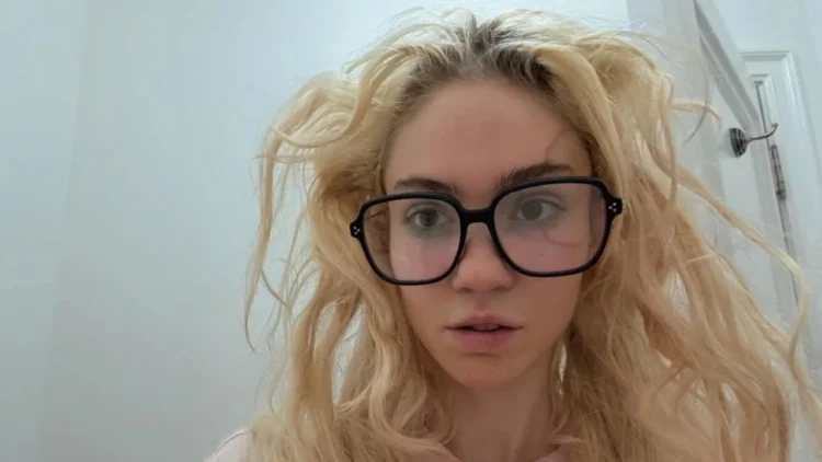 Ünlü şarkıcının yüzüne yaptırdığı dövme tartışma çıkardı