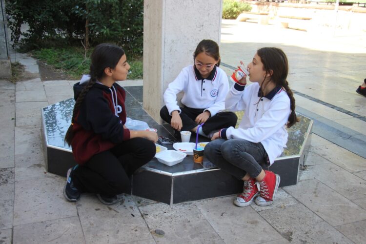 Aydın’da öğrenciler yemeklerini sokakta yemek zorunda kalıyor