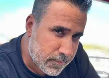 Son hali şaşırttı: Tanınmaz hale gelen Emrah sahnede hüngür hüngür ağladı