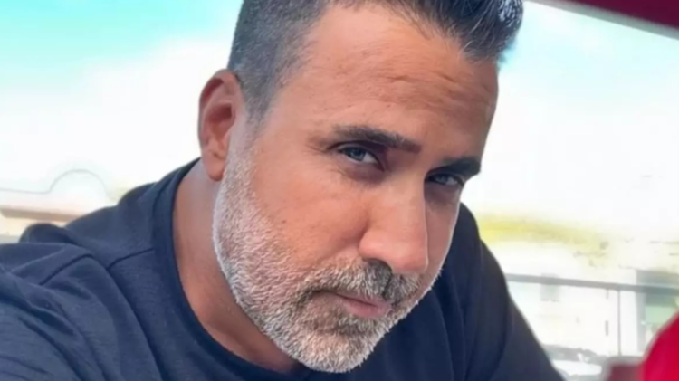 Son hali şaşırttı: Tanınmaz hale gelen Emrah sahnede hüngür hüngür ağladı