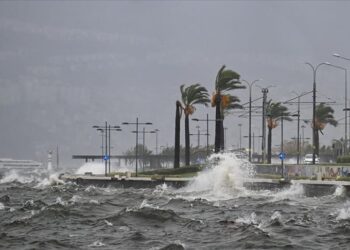 Şiddetli rüzgar nedeniyle İzmir’de vapur seferleri iptal