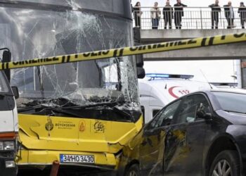 Sinir krizi geçiren otobüs şoförü motosikletliyi ezmeye çalıştı