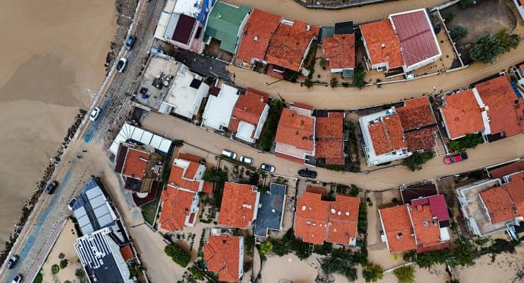 Foça’da yağmur suları sele dönüştü: Bir kişi kayıp