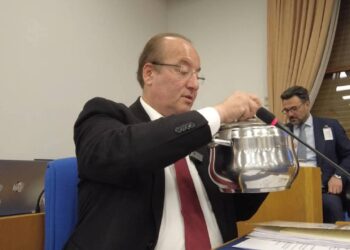 ”Türkiye’nin gerçeği bu” dedi, boş tencereyi gösterdi