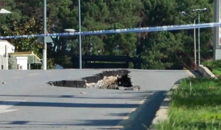 İstanbul Ümraniye’de inşaat çalışması sırasında yol çöktü