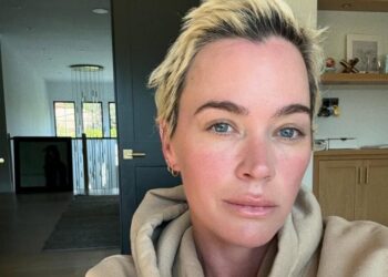 16 ameliyat sonra beyin kanserini yendiğini açıkladı