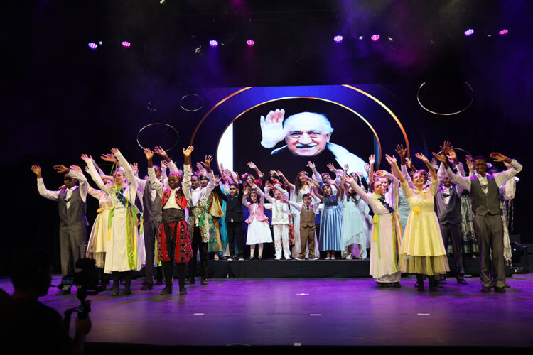 IFLC’nin “Zamanın İzleri” programı Chicago’da salonu coşturdu