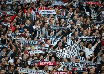 Beşiktaş’ta Fenerbahçe derbisi öncesi taraftarlar arasında kavga çıktı: 1 kişi ağır yaralandı