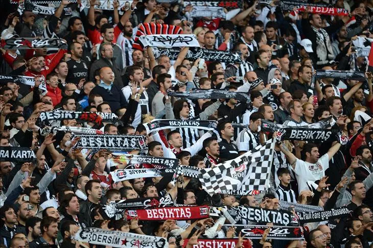 Beşiktaş’ta Fenerbahçe derbisi öncesi taraftarlar arasında kavga çıktı: 1 kişi ağır yaralandı