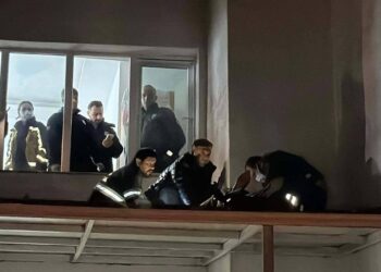 Dengesini kaybedip 8. kattan düştü; yan binanın tentesi hayatını kurtardı