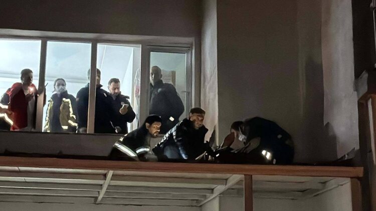 Dengesini kaybedip 8. kattan düştü; yan binanın tentesi hayatını kurtardı