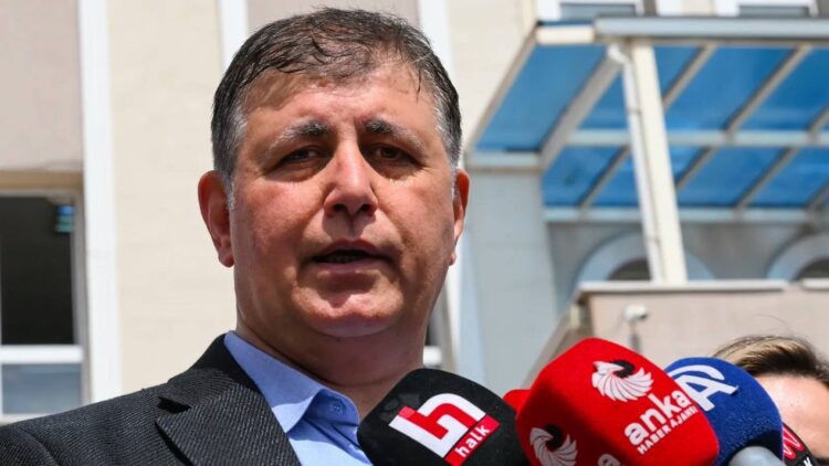 İzmir Büyükşehir Belediye Başkanı Tugay’dan AKP’ye geçeceği iddialarına yanıt: Parti değiştiren başkan, İzmir’de sokağa çıkıp dolaşamaz; tükürüğe boğarlar