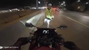 Kazaya müdahale eden trafik polisine motosiklet çarptı; o anlar kamerada