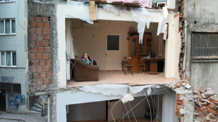 Zeytinburnu’nda bina yıkılınca skandal açığa çıktı