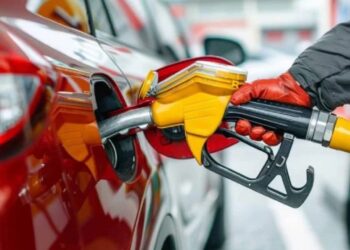 Benzinin litre fiyatına 1 lira 30 kuruş zam geldi