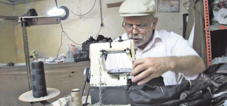 Saray gözünü çalışan emeklinin maaşına dikti