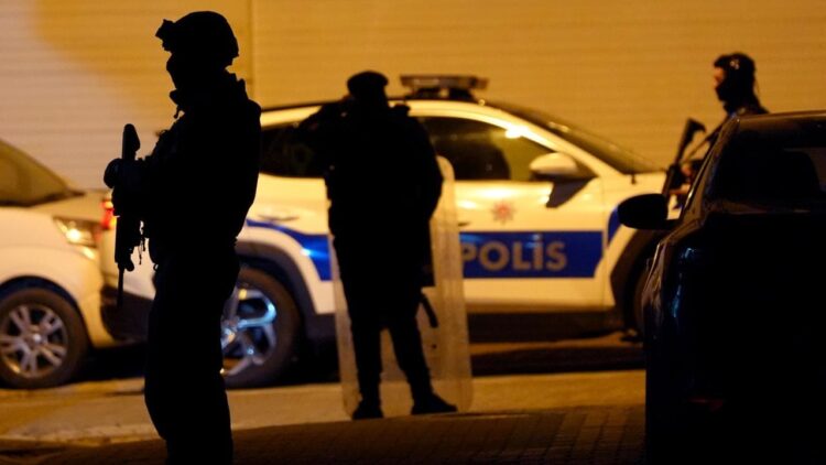 Polis memuru 16 kilo esrarla yakalandı