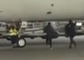 Havalimanında iki yolcu, kaçırdıkları uçağı apronda el sallayarak durdurmaya çalıştı