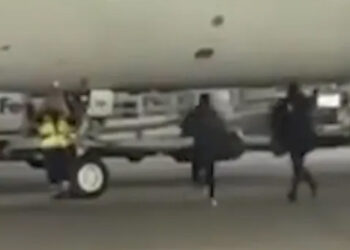 Havalimanında iki yolcu, kaçırdıkları uçağı apronda el sallayarak durdurmaya çalıştı