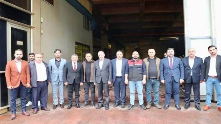 Dilovası yangın faciasında kaçak bina tartışması: AKP’liler yıkım kararı olan yapıyı ziyaret edip önünde fotoğraf çektirmiş