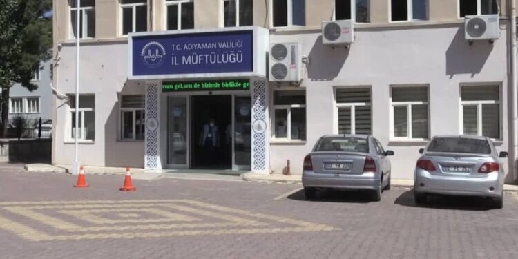 119 milyona müftülük binası yapacaklar: On binlerce depremzede hala konteynerlerde yaşamını sürdürüyor