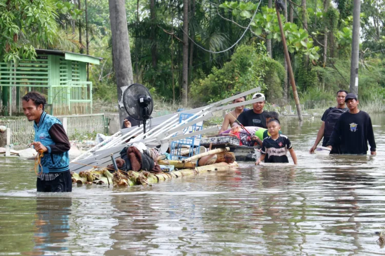 Endonezya’yı saran felaket: Sel ve heyelanlarda can kaybı 900’ü aştı